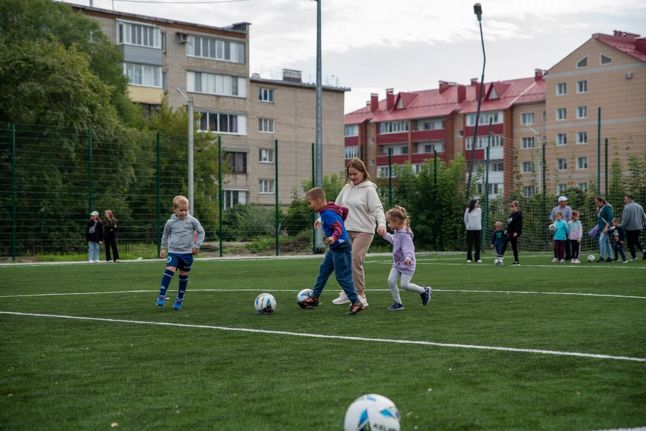 В Бийске прошел спортивный праздник "Футбольный двор"