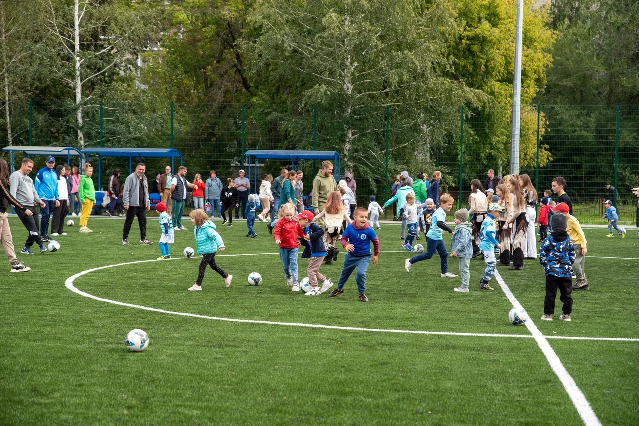 В Бийске прошел спортивный праздник "Футбольный двор"