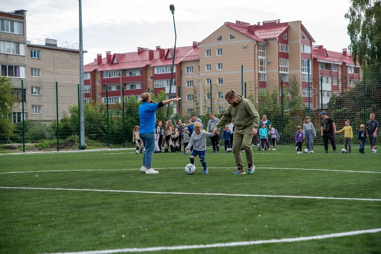 В Бийске прошел спортивный праздник "Футбольный двор"