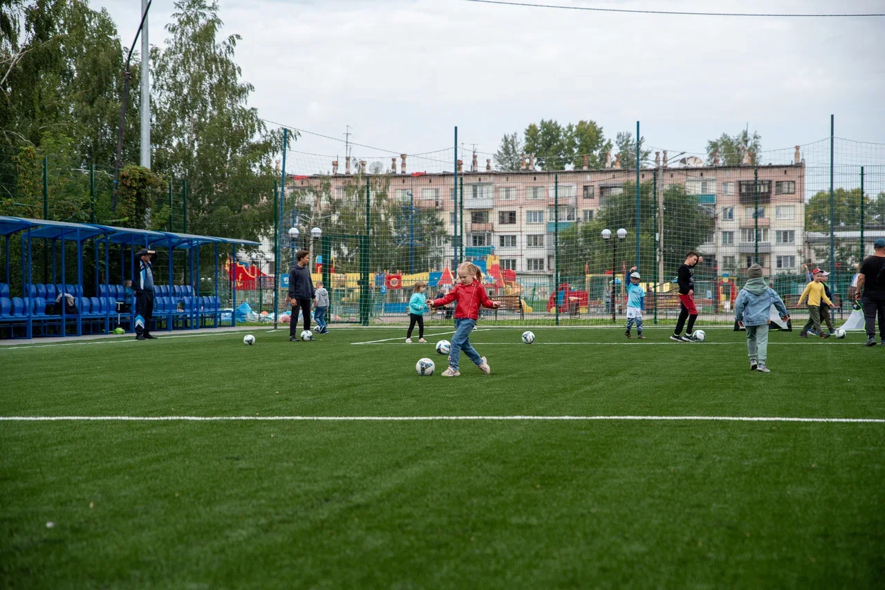 В Бийске прошел спортивный праздник "Футбольный двор"