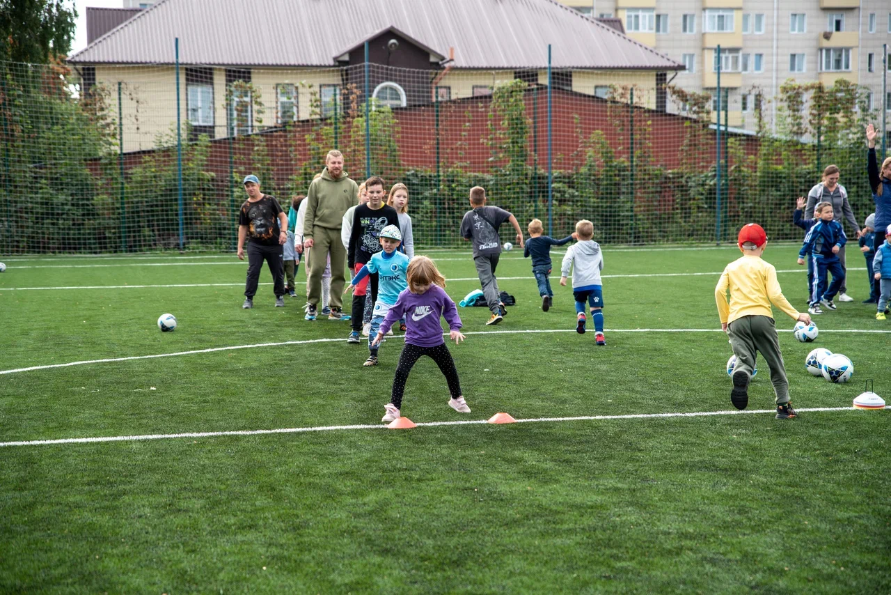 В Бийске прошел спортивный праздник "Футбольный двор"