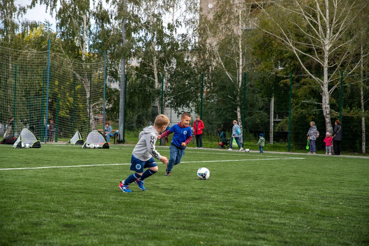 В Бийске прошел спортивный праздник "Футбольный двор"