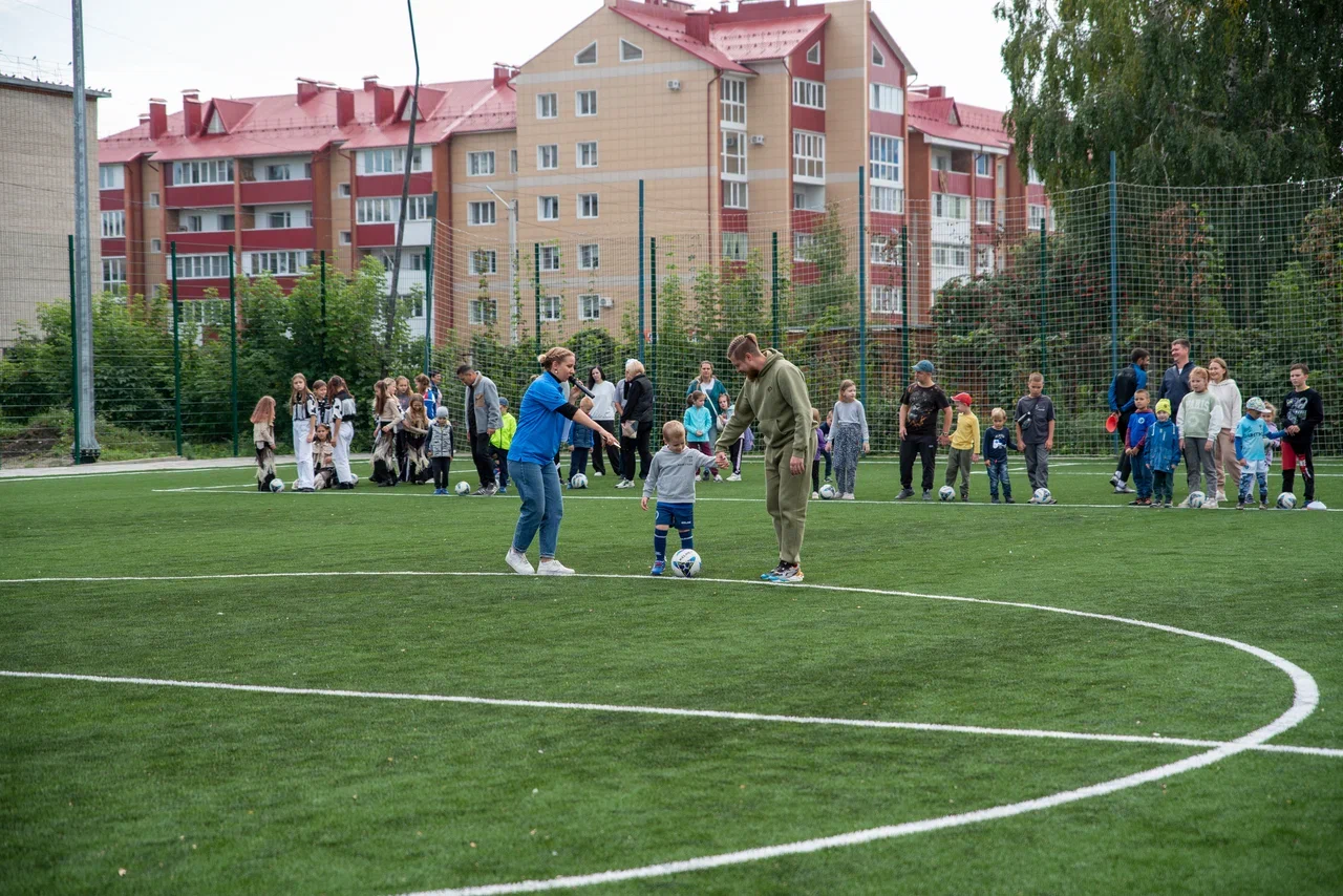 В Бийске прошел спортивный праздник "Футбольный двор"