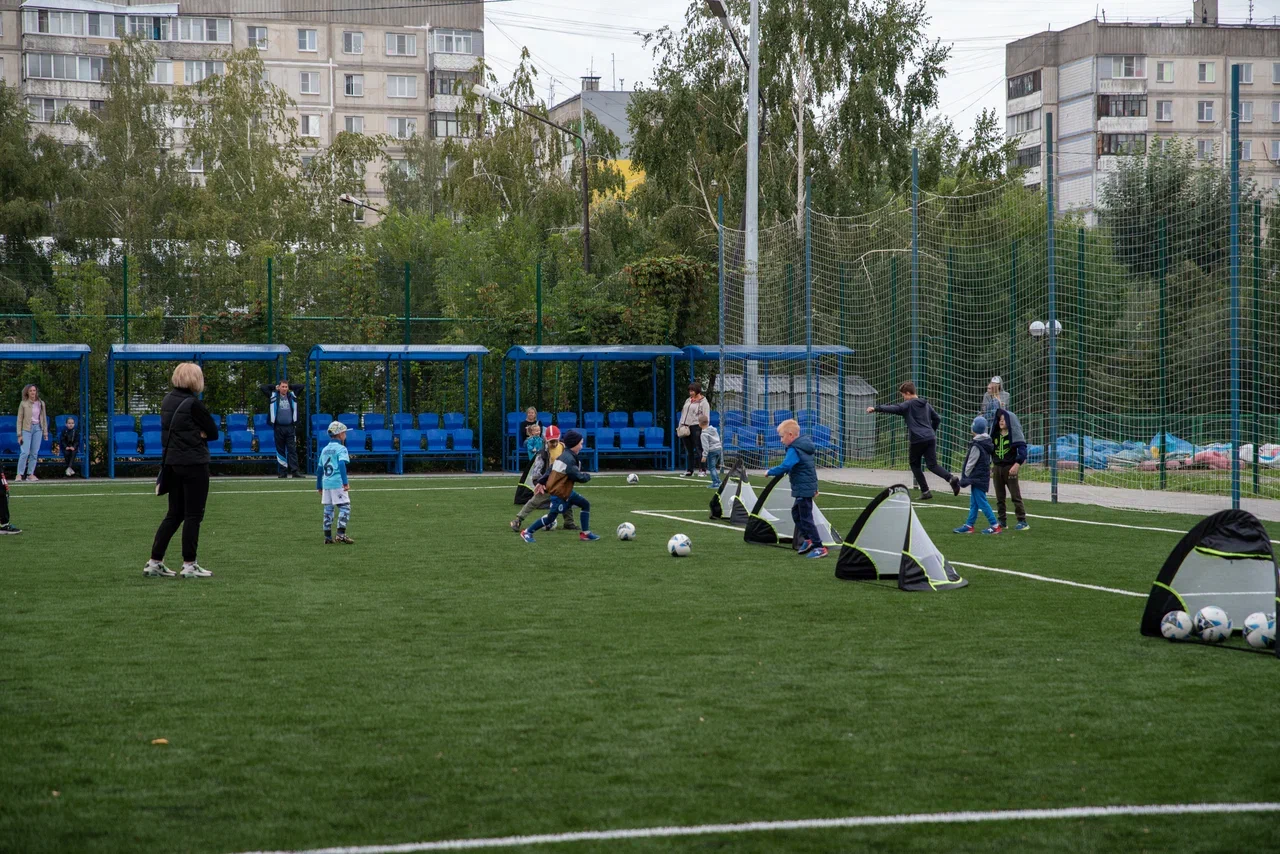 В Бийске прошел спортивный праздник "Футбольный двор"