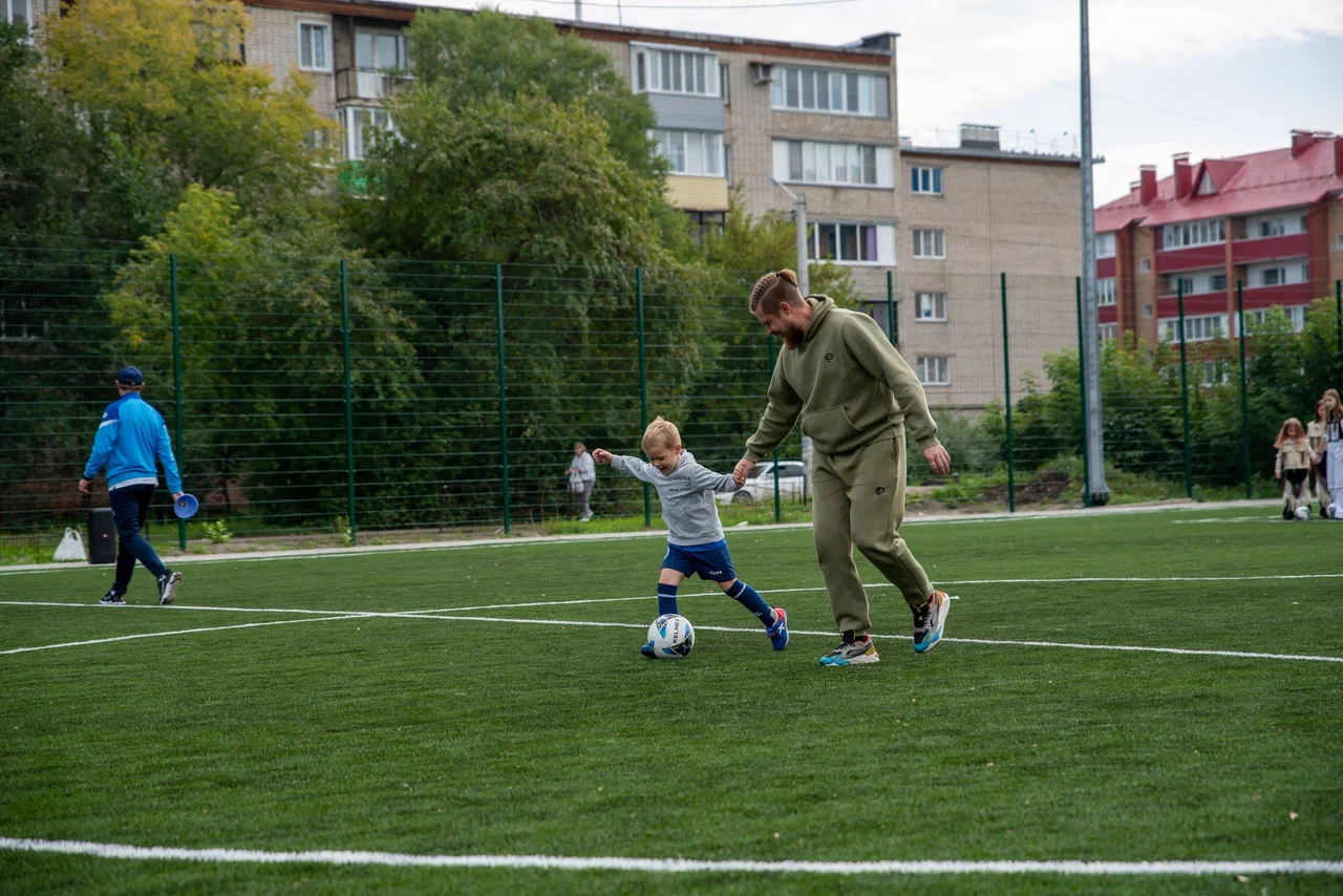 В Бийске прошел спортивный праздник "Футбольный двор"