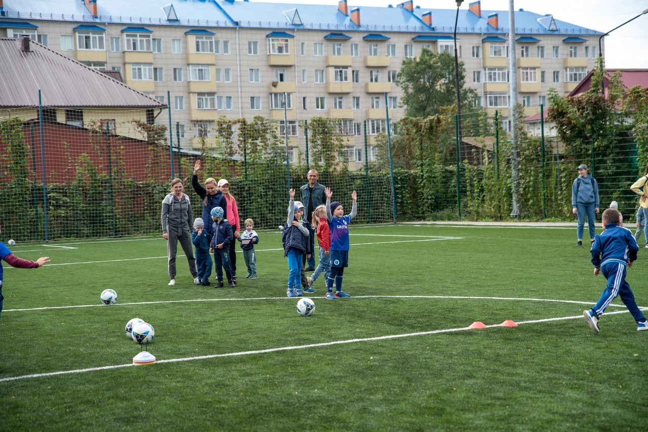 В Бийске прошел спортивный праздник "Футбольный двор"