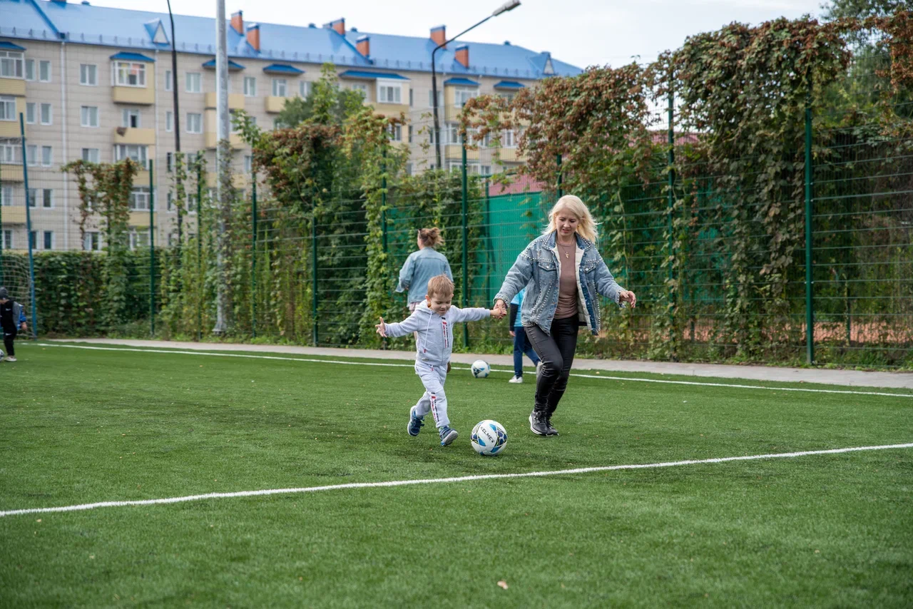 В Бийске прошел спортивный праздник "Футбольный двор"