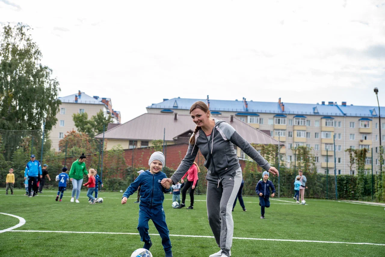 В Бийске прошел спортивный праздник "Футбольный двор"