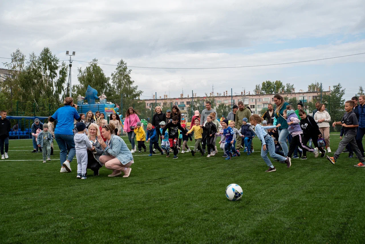 В Бийске прошел спортивный праздник "Футбольный двор"