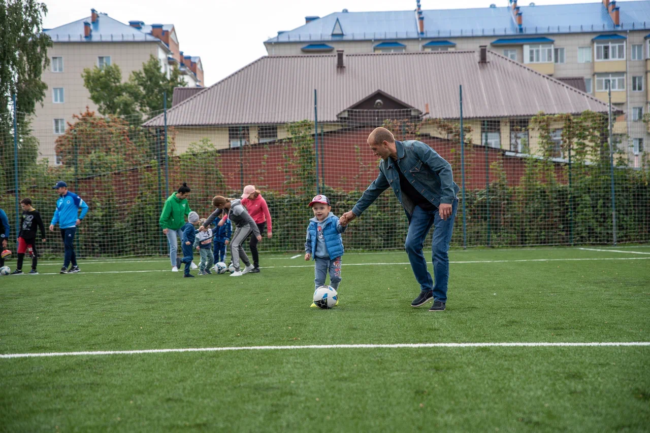 В Бийске прошел спортивный праздник "Футбольный двор"